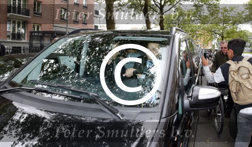 Amsterdam 24 juni 2013
Rihanna verlaat het Amstel hotel en laat haar beveiliging een fan ophalen om met haar mee te rijden in de auto.
Peter Smulders bv