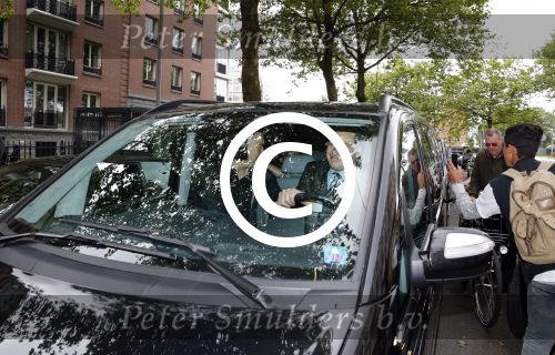 Amsterdam 24 juni 2013
Rihanna verlaat het Amstel hotel en laat haar beveiliging een fan ophalen om met haar mee te rijden in de auto.
Peter Smulders bv
