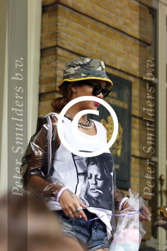 Amsterdam 26 juni 2013
Rihanna vertrekt bij het amstel hotel na haar concerten in het ziggo dome. Ze ging met de tourbus naar Keulen.
Peter Smulders bv