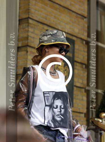Amsterdam 26 juni 2013
Rihanna vertrekt bij het amstel hotel na haar concerten in het ziggo dome. Ze ging met de tourbus naar Keulen.
Peter Smulders bv