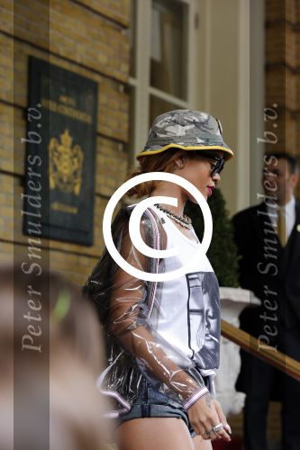 Amsterdam 26 juni 2013
Rihanna vertrekt bij het amstel hotel na haar concerten in het ziggo dome. Ze ging met de tourbus naar Keulen.
Peter Smulders bv