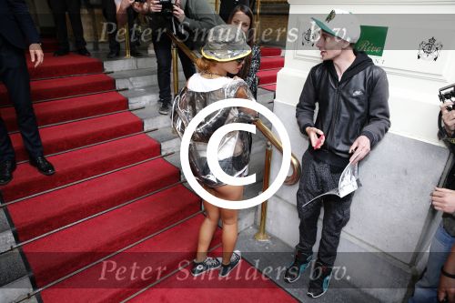 Amsterdam 26 juni 2013
Rihanna vertrekt bij het amstel hotel na haar concerten in het ziggo dome. Ze ging met de tourbus naar Keulen.
Peter Smulders bv