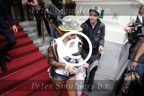 Amsterdam 26 juni 2013
Rihanna vertrekt bij het amstel hotel na haar concerten in het ziggo dome. Ze ging met de tourbus naar Keulen.
Peter Smulders bv