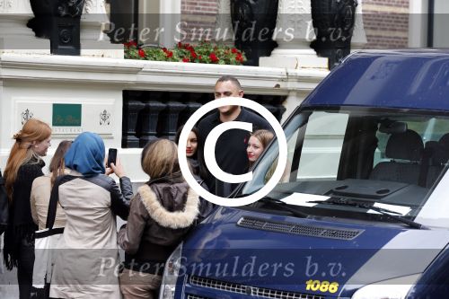 Amsterdam 24 juni 2013
Rihanna verlaat het Amstel hotel en laat haar beveiliging een fan ophalen om met haar mee te rijden in de auto.
Peter Smulders bv