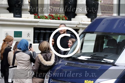 Amsterdam 24 juni 2013
Rihanna verlaat het Amstel hotel en laat haar beveiliging een fan ophalen om met haar mee te rijden in de auto.
Peter Smulders bv