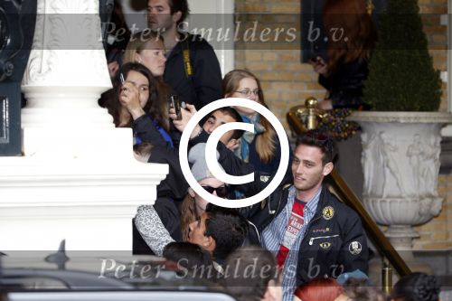 Amsterdam 24 juni 2013
Rihanna verlaat het Amstel hotel en laat haar beveiliging een fan ophalen om met haar mee te rijden in de auto.
Peter Smulders bv