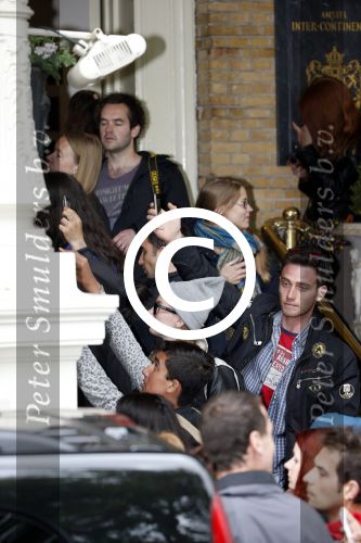 Amsterdam 24 juni 2013
Rihanna verlaat het Amstel hotel en laat haar beveiliging een fan ophalen om met haar mee te rijden in de auto.
Peter Smulders bv