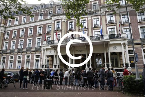 Amsterdam 24 juni 2013
Rihanna verlaat het Amstel hotel en laat haar beveiliging een fan ophalen om met haar mee te rijden in de auto.
Peter Smulders bv