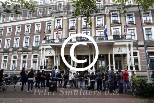 Amsterdam 24 juni 2013
Rihanna verlaat het Amstel hotel en laat haar beveiliging een fan ophalen om met haar mee te rijden in de auto.
Peter Smulders bv