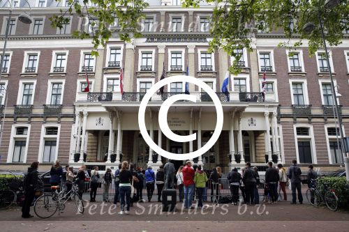 Amsterdam 24 juni 2013
Rihanna verlaat het Amstel hotel en laat haar beveiliging een fan ophalen om met haar mee te rijden in de auto.
Peter Smulders bv