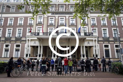 Amsterdam 24 juni 2013
Rihanna verlaat het Amstel hotel en laat haar beveiliging een fan ophalen om met haar mee te rijden in de auto.
Peter Smulders bv