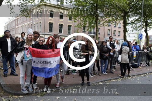 Amsterdam 24 juni 2013
Rihanna verlaat het Amstel hotel en laat haar beveiliging een fan ophalen om met haar mee te rijden in de auto.
Peter Smulders bv