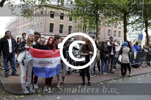 Amsterdam 24 juni 2013
Rihanna verlaat het Amstel hotel en laat haar beveiliging een fan ophalen om met haar mee te rijden in de auto.
Peter Smulders bv