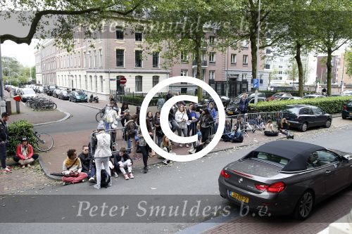 Amsterdam 24 juni 2013
Rihanna verlaat het Amstel hotel en laat haar beveiliging een fan ophalen om met haar mee te rijden in de auto.
Peter Smulders bv