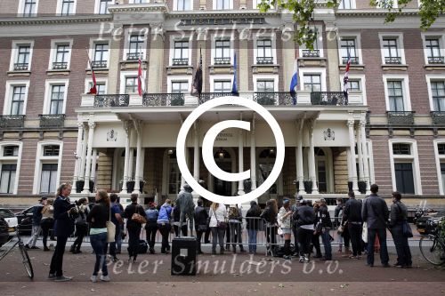 Amsterdam 24 juni 2013
Rihanna verlaat het Amstel hotel en laat haar beveiliging een fan ophalen om met haar mee te rijden in de auto.
Peter Smulders bv