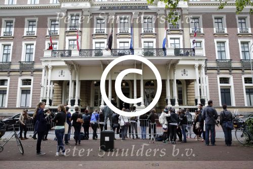 Amsterdam 24 juni 2013
Rihanna verlaat het Amstel hotel en laat haar beveiliging een fan ophalen om met haar mee te rijden in de auto.
Peter Smulders bv