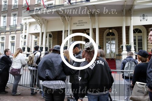Amsterdam 24 juni 2013
Rihanna verlaat het Amstel hotel en laat haar beveiliging een fan ophalen om met haar mee te rijden in de auto.
Peter Smulders bv