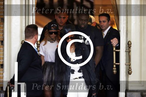 Amsterdam 24 juni 2013
Rihanna verlaat het Amstel hotel en laat haar beveiliging een fan ophalen om met haar mee te rijden in de auto. Goede vriendin Rihanna
Peter Smulders bv