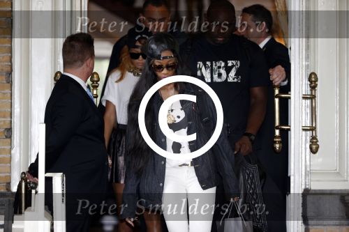 Amsterdam 24 juni 2013
Rihanna verlaat het Amstel hotel en laat haar beveiliging een fan ophalen om met haar mee te rijden in de auto. Goede vriendin Rihanna
Peter Smulders bv