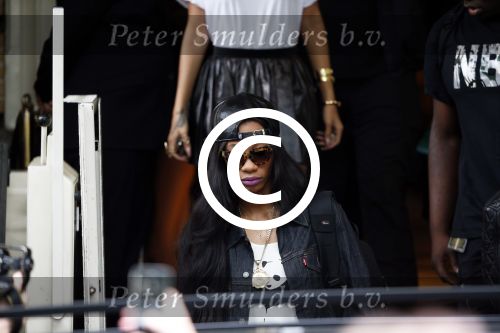 Amsterdam 24 juni 2013
Rihanna verlaat het Amstel hotel en laat haar beveiliging een fan ophalen om met haar mee te rijden in de auto. Goede vriendin Rihanna
Peter Smulders bv