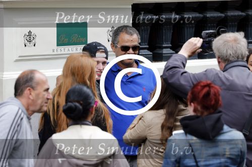 Amsterdam 24 juni 2013
Rihanna verlaat het Amstel hotel en laat haar beveiliging een fan ophalen om met haar mee te rijden in de auto. Vader Rihanna
Peter Smulders bv