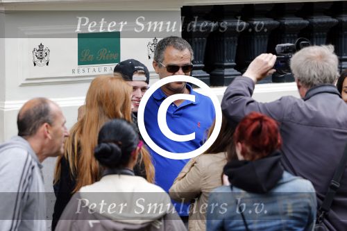 Amsterdam 24 juni 2013
Rihanna verlaat het Amstel hotel en laat haar beveiliging een fan ophalen om met haar mee te rijden in de auto. Vader Rihanna
Peter Smulders bv
