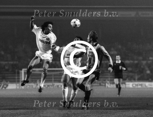 Eindhoven, 8 Februari 1989
2e Wedstrijd tussen PSV-KV Mechelen, eindstand 1-0
Romario en Gerald Vanenburg
Foto Peter Smulders BV