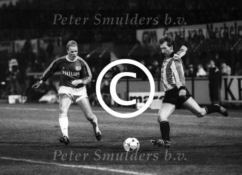 Mechelen, 1 Februari 1989
1e Wedstrijd Supercup tussen KV Mechelen-PSV, eindstand 3-0
Ronald Koeman in duel met Wim Hofkes
Foto Peter Smulders BV