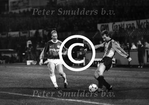 Mechelen, 1 Februari 1989
1e Wedstrijd Supercup tussen KV Mechelen-PSV, eindstand 3-0
Ronald Koeman in duel met Wim Hofkes
Foto Peter Smulders BV