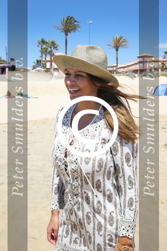 Sevilla, 19 en 20 Juni 2013
Rafel v d Vaart met zijn vriendin Sabia Boulahrouz en hun drie kinderen
Damian v d Vaart, Amaya Boulahrouz en Daamin Boulahrouz op het strand en bij hun hotel voor hun gezamelijk eerste vakantie samen.
Foto Peter Smulders BV