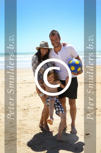 Sevilla, 19 en 20 Juni 2013
Rafel v d Vaart met zijn vriendin Sabia Boulahrouz en hun drie kinderen
Damian v d Vaart, Amaya Boulahrouz en Daamin Boulahrouz op het strand en bij hun hotel voor hun gezamelijk eerste vakantie samen.
Foto Peter Smulders BV