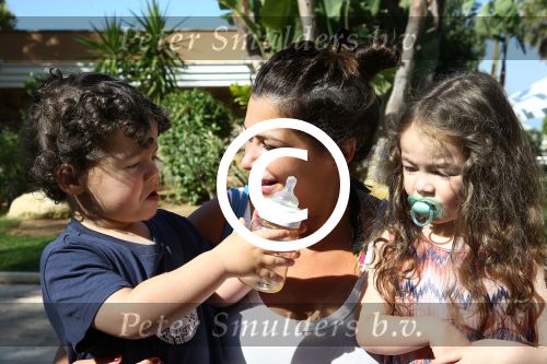 Sevilla, 19 en 20 Juni 2013
Rafel v d Vaart met zijn vriendin Sabia Boulahrouz en hun drie kinderen
Damian v d Vaart, Amaya Boulahrouz en Daamin Boulahrouz op het strand en bij hun hotel voor hun gezamelijk eerste vakantie samen.
Foto Peter Smulders BV