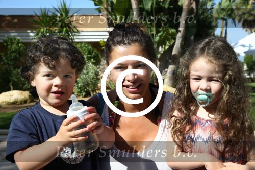 Sevilla, 19 en 20 Juni 2013
Rafel v d Vaart met zijn vriendin Sabia Boulahrouz en hun drie kinderen
Damian v d Vaart, Amaya Boulahrouz en Daamin Boulahrouz op het strand en bij hun hotel voor hun gezamelijk eerste vakantie samen.
Foto Peter Smulders BV
