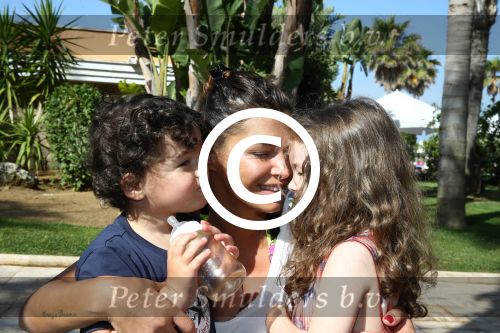 Sevilla, 19 en 20 Juni 2013
Rafel v d Vaart met zijn vriendin Sabia Boulahrouz en hun drie kinderen
Damian v d Vaart, Amaya Boulahrouz en Daamin Boulahrouz op het strand en bij hun hotel voor hun gezamelijk eerste vakantie samen.
Foto Peter Smulders BV