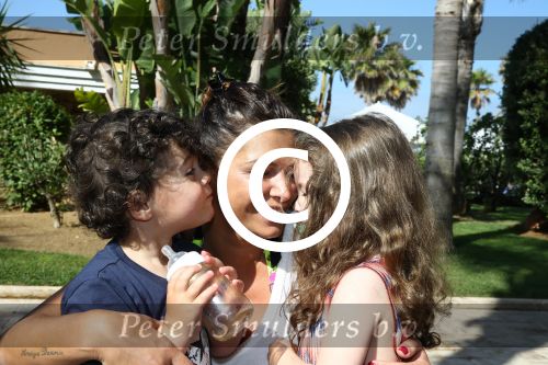 Sevilla, 19 en 20 Juni 2013
Rafel v d Vaart met zijn vriendin Sabia Boulahrouz en hun drie kinderen
Damian v d Vaart, Amaya Boulahrouz en Daamin Boulahrouz op het strand en bij hun hotel voor hun gezamelijk eerste vakantie samen.
Foto Peter Smulders BV