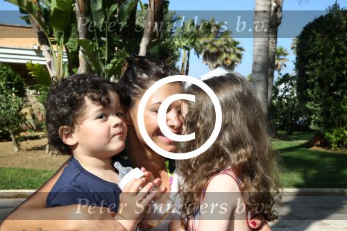 Sevilla, 19 en 20 Juni 2013
Rafel v d Vaart met zijn vriendin Sabia Boulahrouz en hun drie kinderen
Damian v d Vaart, Amaya Boulahrouz en Daamin Boulahrouz op het strand en bij hun hotel voor hun gezamelijk eerste vakantie samen.
Foto Peter Smulders BV