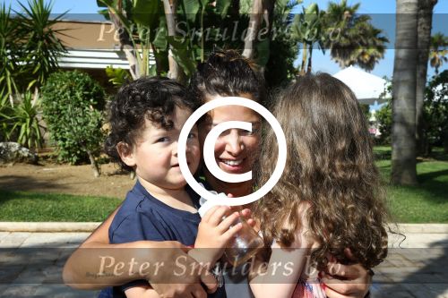 Sevilla, 19 en 20 Juni 2013
Rafel v d Vaart met zijn vriendin Sabia Boulahrouz en hun drie kinderen
Damian v d Vaart, Amaya Boulahrouz en Daamin Boulahrouz op het strand en bij hun hotel voor hun gezamelijk eerste vakantie samen.
Foto Peter Smulders BV