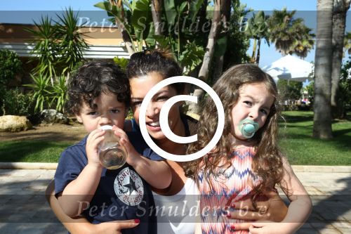 Sevilla, 19 en 20 Juni 2013
Rafel v d Vaart met zijn vriendin Sabia Boulahrouz en hun drie kinderen
Damian v d Vaart, Amaya Boulahrouz en Daamin Boulahrouz op het strand en bij hun hotel voor hun gezamelijk eerste vakantie samen.
Foto Peter Smulders BV