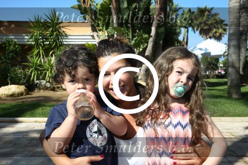 Sevilla, 19 en 20 Juni 2013
Rafel v d Vaart met zijn vriendin Sabia Boulahrouz en hun drie kinderen
Damian v d Vaart, Amaya Boulahrouz en Daamin Boulahrouz op het strand en bij hun hotel voor hun gezamelijk eerste vakantie samen.
Foto Peter Smulders BV