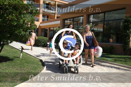 Sevilla, 19 en 20 Juni 2013
Rafel v d Vaart met zijn vriendin Sabia Boulahrouz en hun drie kinderen
Damian v d Vaart, Amaya Boulahrouz en Daamin Boulahrouz op het strand en bij hun hotel voor hun gezamelijk eerste vakantie samen.
Foto Peter Smulders BV