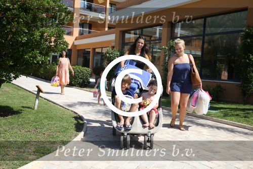 Sevilla, 19 en 20 Juni 2013
Rafel v d Vaart met zijn vriendin Sabia Boulahrouz en hun drie kinderen
Damian v d Vaart, Amaya Boulahrouz en Daamin Boulahrouz op het strand en bij hun hotel voor hun gezamelijk eerste vakantie samen.
Foto Peter Smulders BV