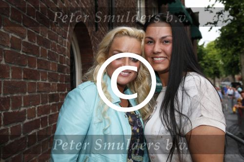 Uden 18 juni 2013
Tros Muziek feest op de markt in Uden. samantha Steenwijk met vriendin
Peter Smulders bv