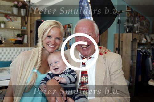 Apeldoorn 10 juni 2013
Presntatie nieuwe boek Sonja Bakker. Haar vader zoon Bram en man Jan Reus zijn daarbij aanwezig.
Peter Smulders bv