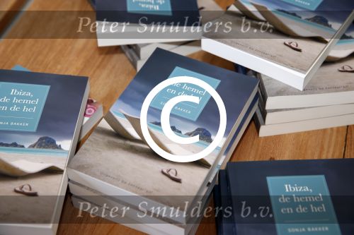 Apeldoorn 10 juni 2013
Presntatie nieuwe boek Sonja Bakker. Haar vader zoon Bram en man Jan Reus zijn daarbij aanwezig.
Peter Smulders bv