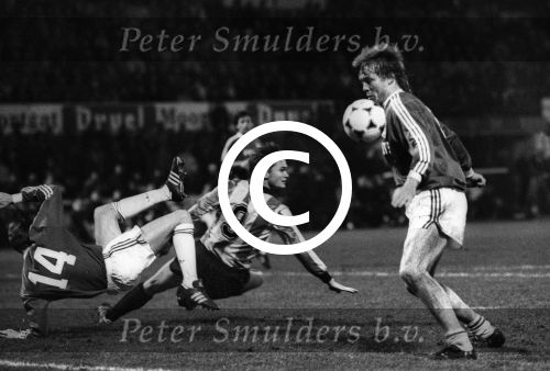 Mechelen, 1 Februari 1989
1e Wedstrijd Supercup tussen KV Mechelen-PSV, eindstand 3-0
Soren Lerby in duel met Johnny Bosman
Foto Peter Smulders BV