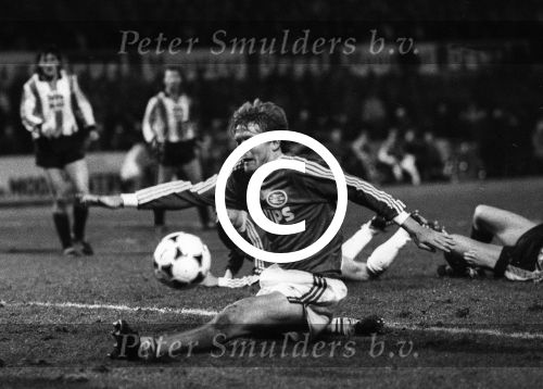 Mechelen, 1 Februari 1989
1e Wedstrijd Supercup tussen KV Mechelen-PSV, eindstand 3-0
Soren Lerby in duel met Johnny Bosman
Foto Peter Smulders BV
