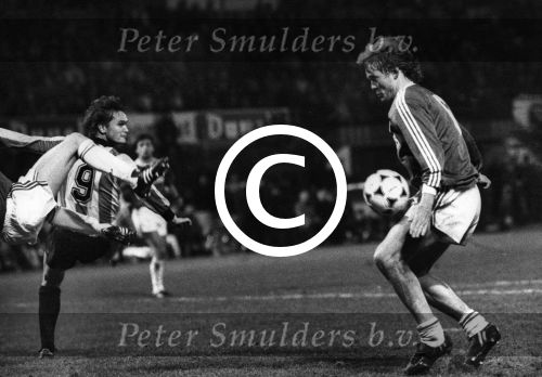 Mechelen, 1 Februari 1989
1e Wedstrijd Supercup tussen KV Mechelen-PSV, eindstand 3-0
Soren Lerby in duel met Johnny Bosman
Foto Peter Smulders BV