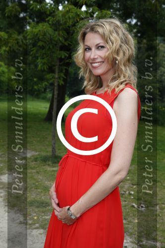 Amsterdam 20 juni 2013
Boek presentatie Nina Veeneman Diets Noor Schutte Kerckhoff en Marieke Wigmans Bremers in het melkhuis in het vondelpark. Susan Smit zwanger
Peter Smulders bv
