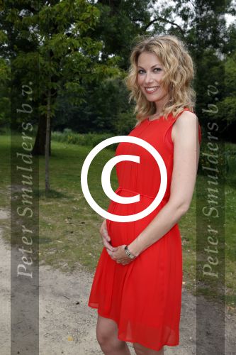 Amsterdam 20 juni 2013
Boek presentatie Nina Veeneman Diets Noor Schutte Kerckhoff en Marieke Wigmans Bremers in het melkhuis in het vondelpark. Susan Smit zwanger
Peter Smulders bv