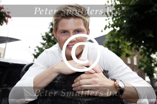 Uden 18 juni 2013
Tros Muziek feest op de markt in Uden. Tim Douwsma met Kyboe horloge
Peter Smulders bv
